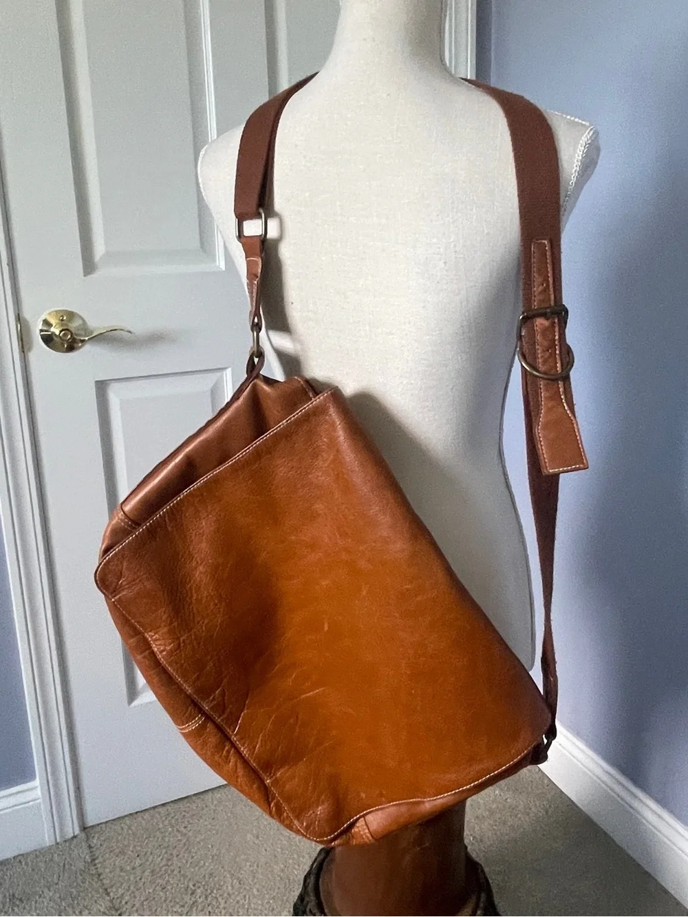 Perry Ellis this messenger